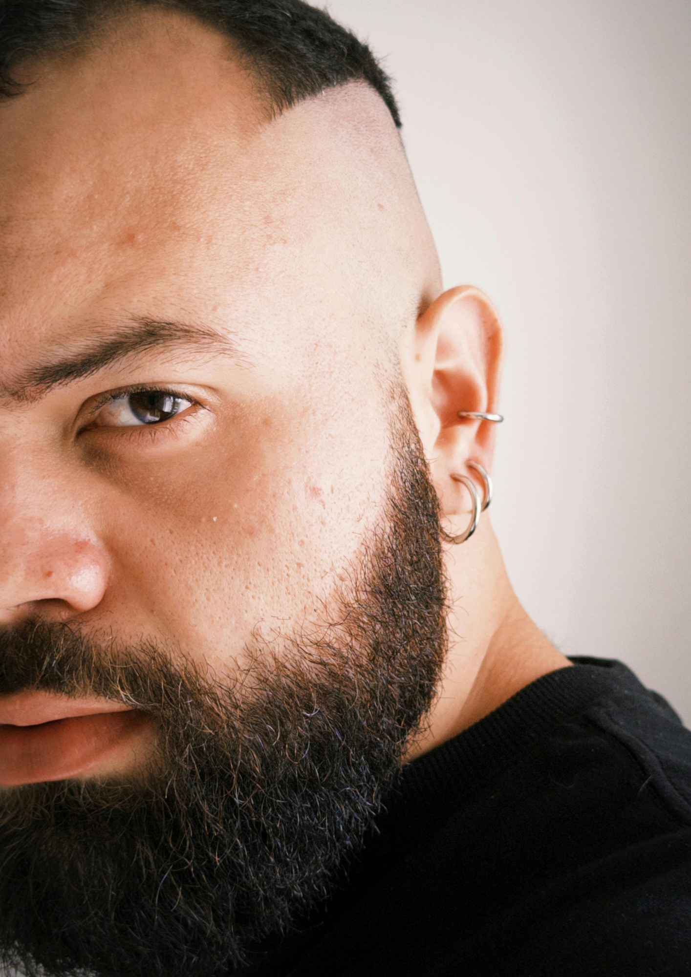 Kolczyk w uchu u faceta – znaczenie, trendy, społeczne spojrzenie