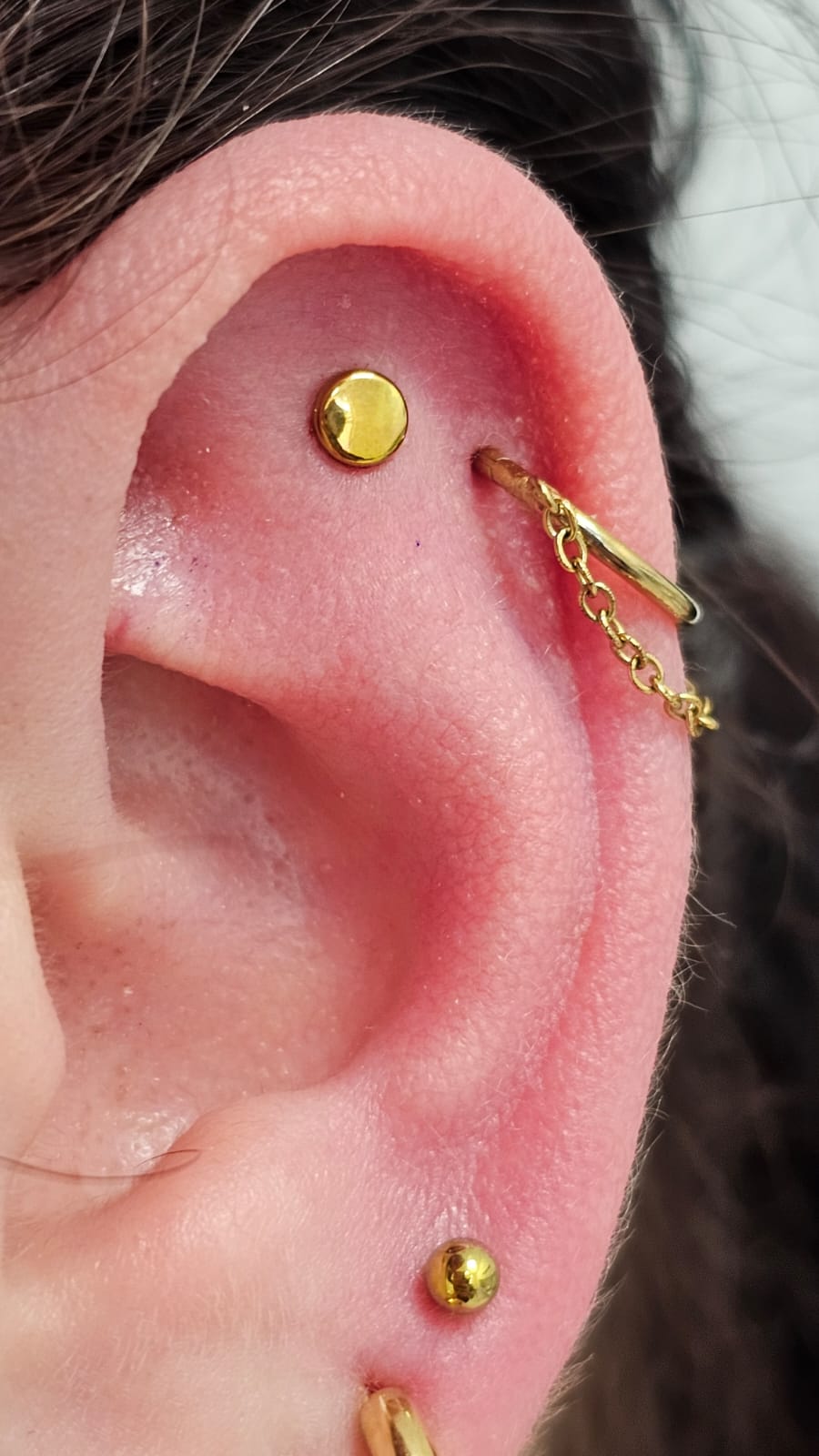 Bezpieczne przekłucie ucha: flat piercing w pigułce