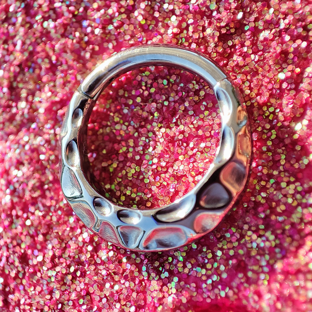 Titanium earring clicker circle with decorative structure - silver - TK-015