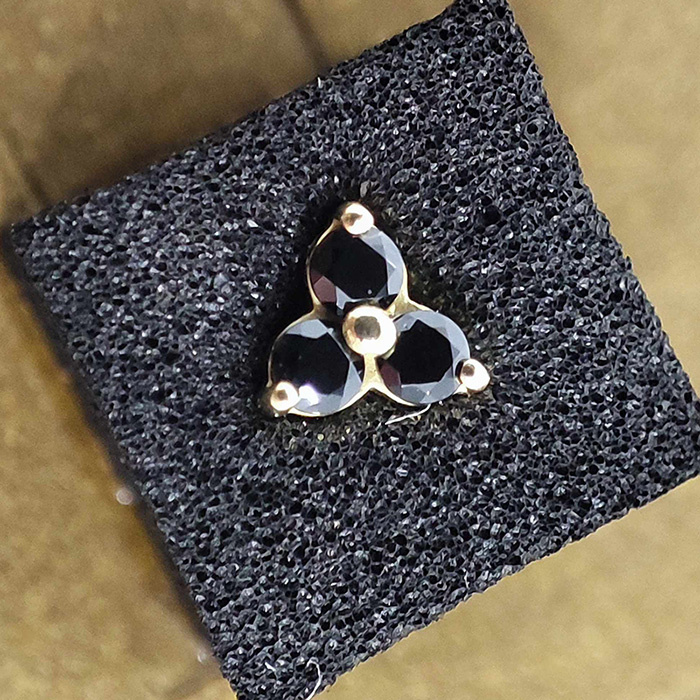 attachment 18K gold - triangle with black zircons - GD18K-019