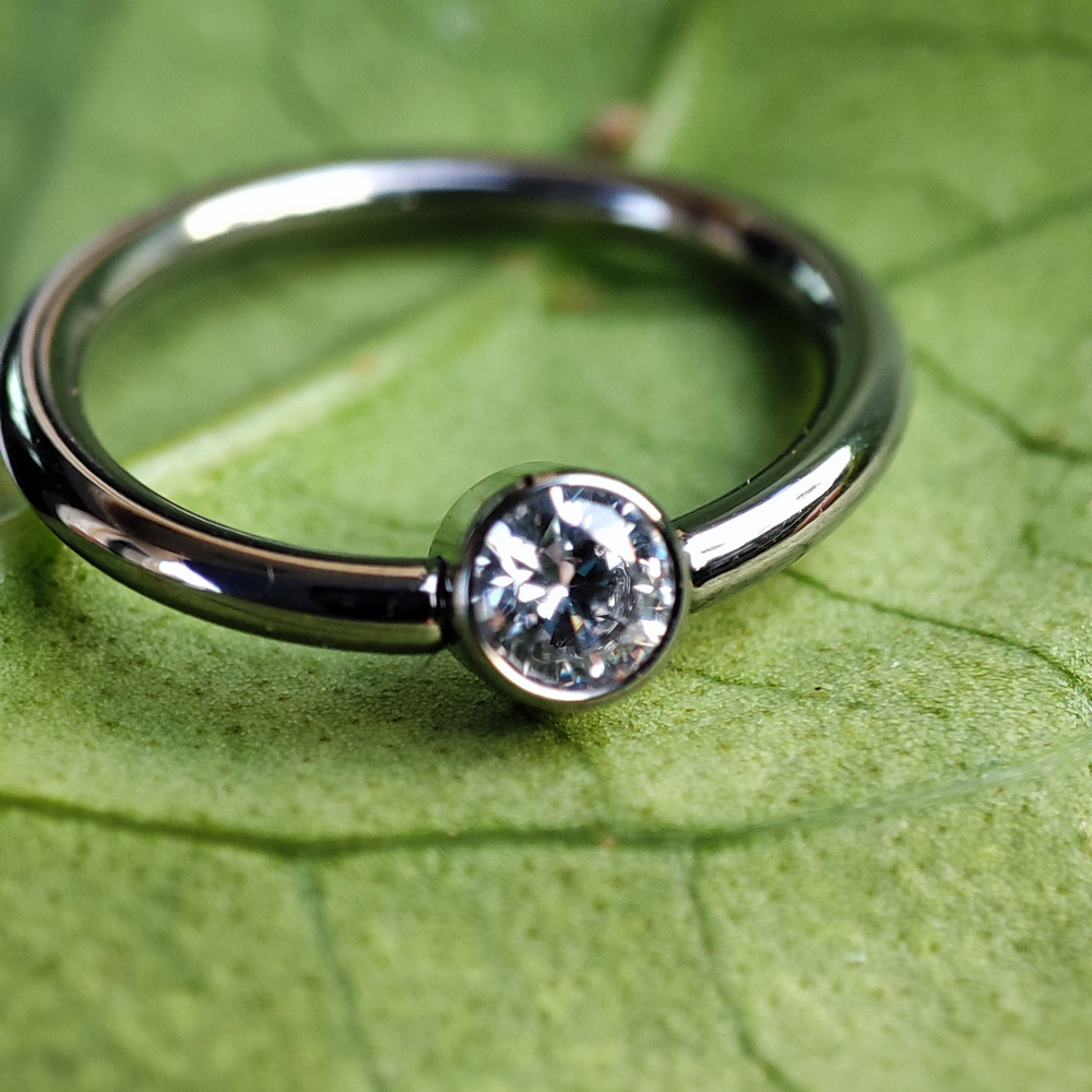 Tytanowe kółko BCR z kulką z białą cyrkonią - srebrny - TK-019