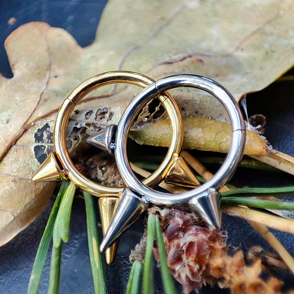 Tytanowy kolczyk kółko z ćwiekami CLICKER - złoty - TK-033