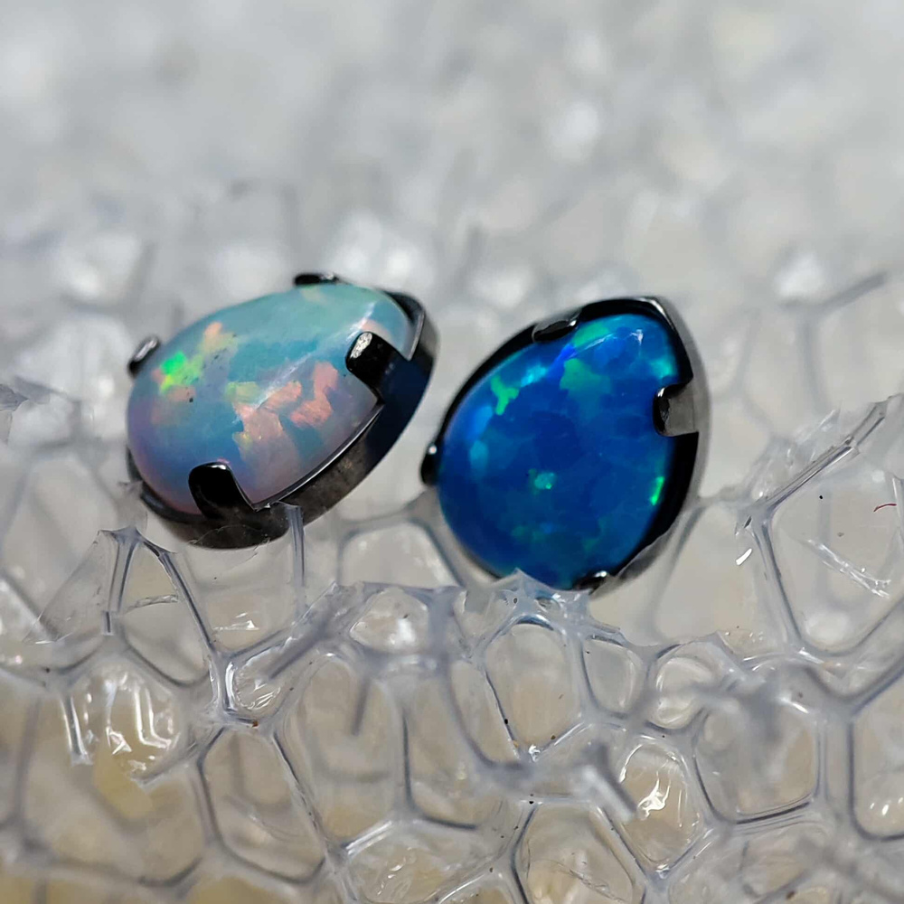 Tytanowy kolczyk labret opal łza niebieska - srebrny