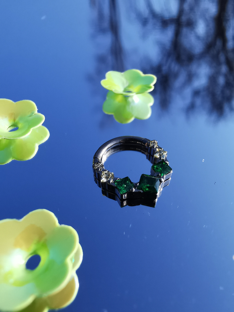 Tytanowy kolczyk clicker z zielonymi cyrkoniami - srebrny - TK-099