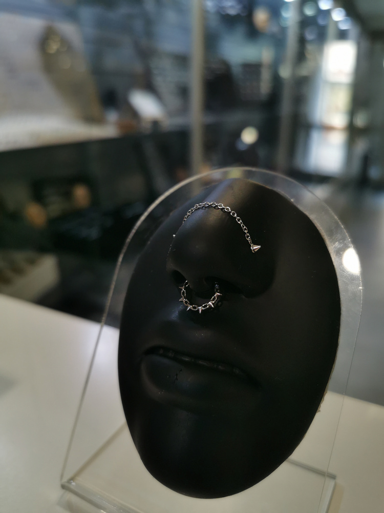 Tytanowy kolczyk clicker z ćwiekami - srebrny - TK-097