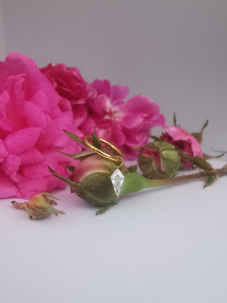 Tytanowy Charms z białą cyrkonią - złoty - D-062