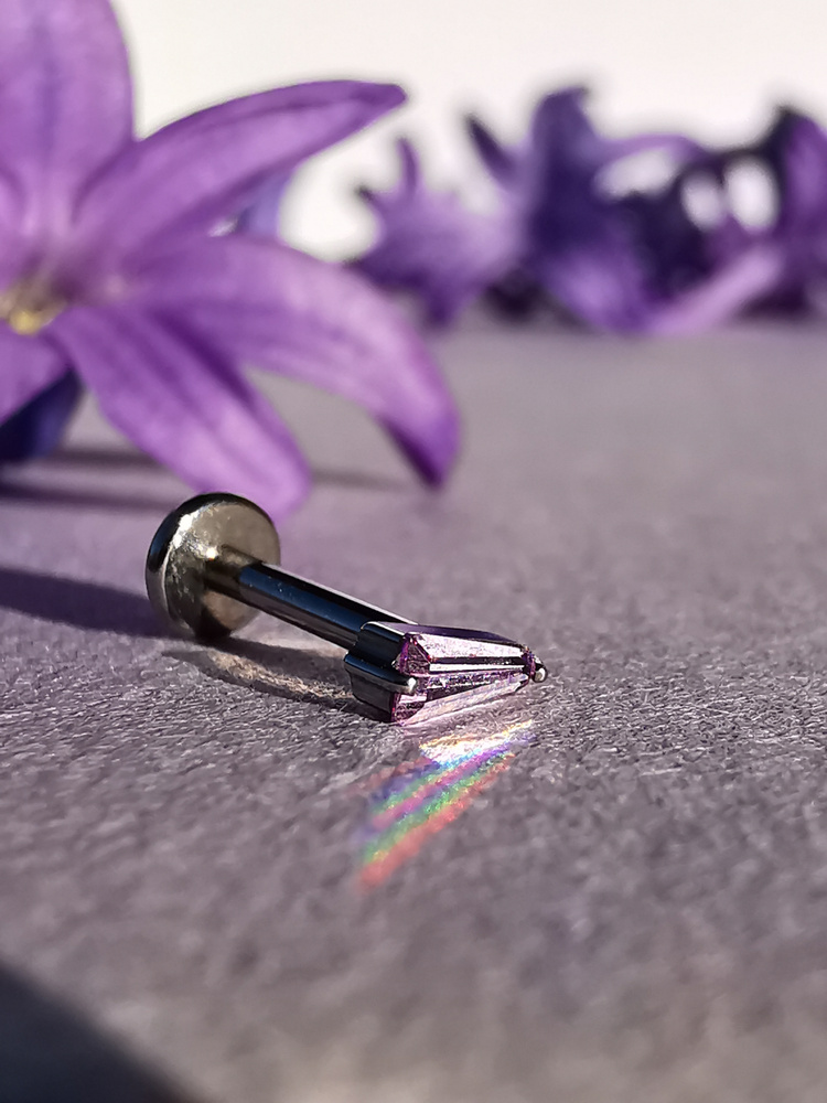 Tytanowy kolczyk labret z białą cyrkonią - srebrny