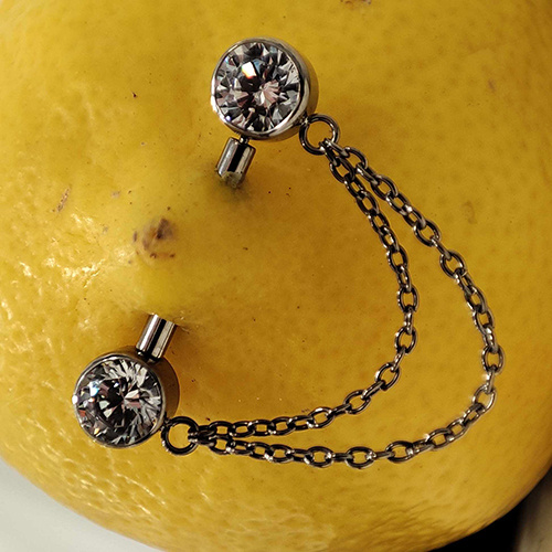 Tytanowy kolczyk do sutka z białymi cyrkoniami i łańcuszkiem - złoty - TI-005