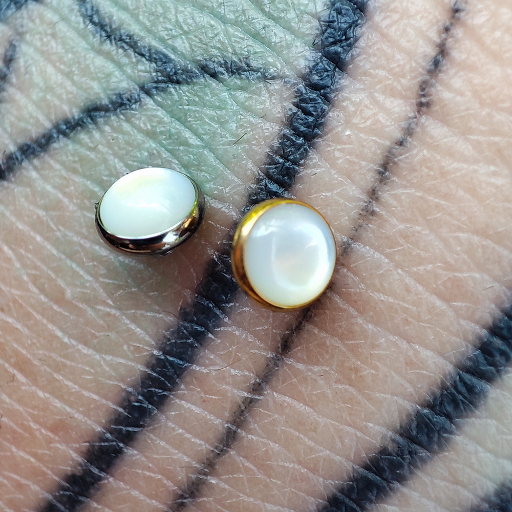 Titanium Dermal top with mother-of-pearl - gold - TNA-014