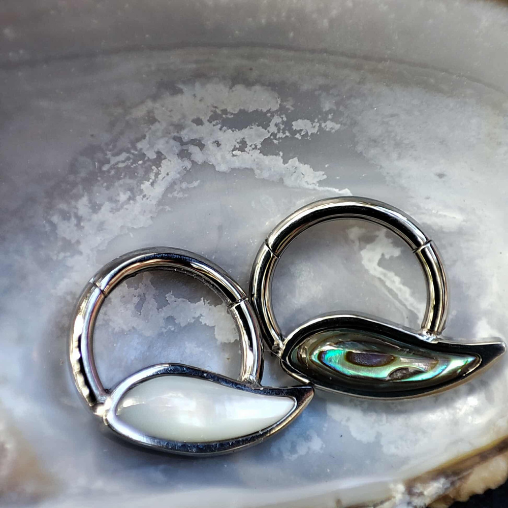 Tytanowe kółko clicker z białą ozdobą -  TK-030