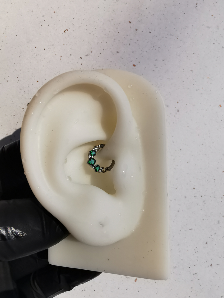 Tytanowy kolczyk clicker z zielonymi cyrkoniami - srebrny - TK-099