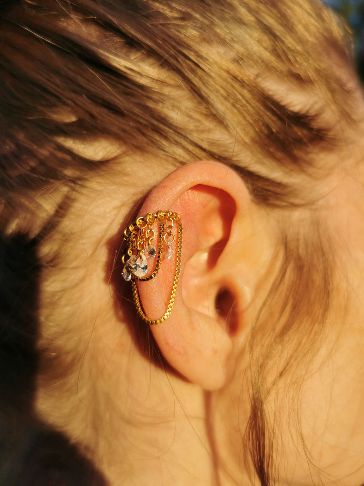 Kolczyk kółko clicker z łańcuszkami i białymi cyrkoniami - złoty - K-034