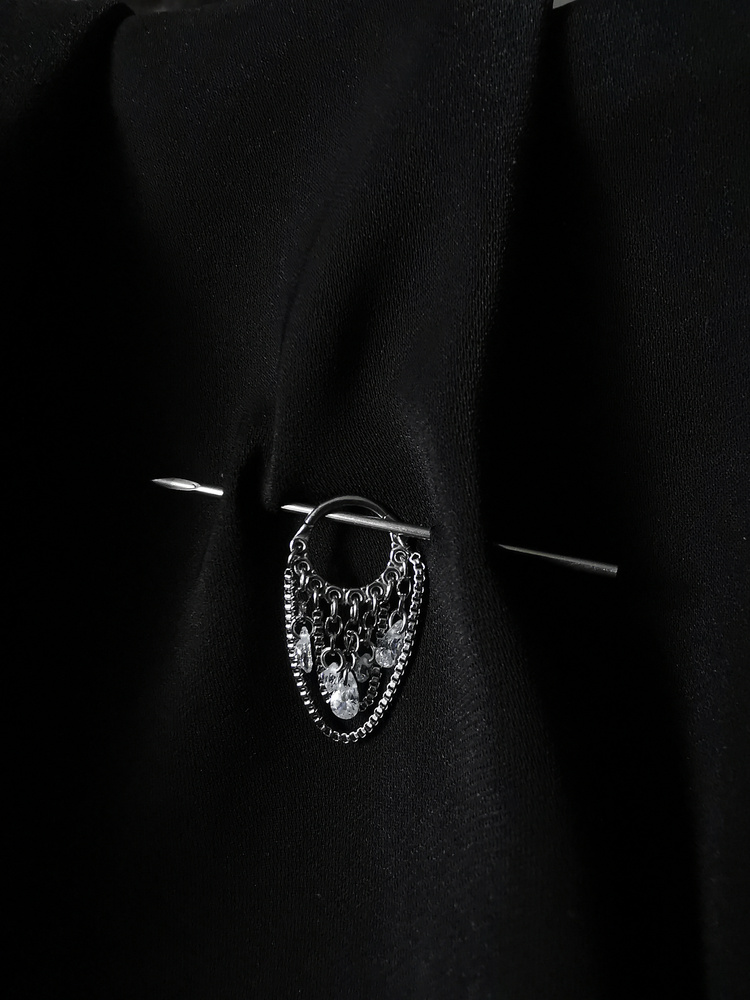 Kolczyk kółko clicker z łańcuszkami i białymi cyrkoniami - srebrny - K-034