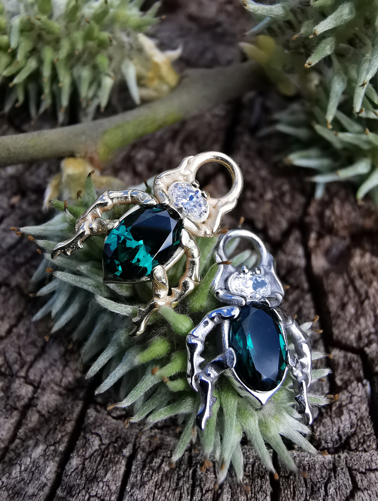 Charms - CoCr NF - beetle with green nano gems - silver - D-085