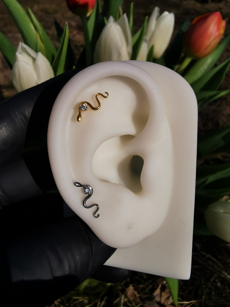 Tytanowy kolczyk labret wąż z białą cyrkonią - srebrny - TGW-173