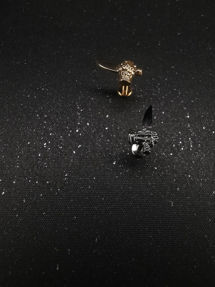 Tytanowy kolczyk labret dłoń z nożem - srebrny - TGW-155