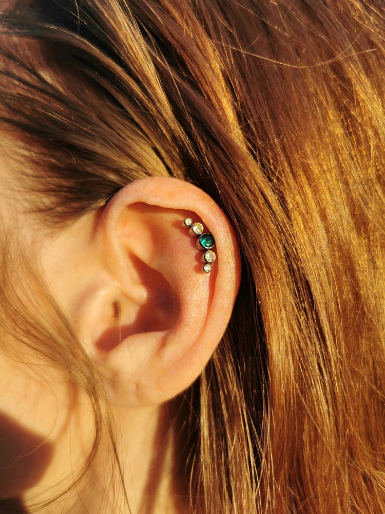 Titanium attachment cluster with green zircons - silver - TNA-197